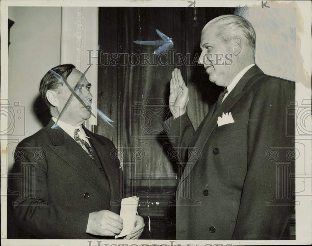 1955 Press Photo Ken Regan rehearses swearing ceremony with Joseph Martin in DC- Historic Images