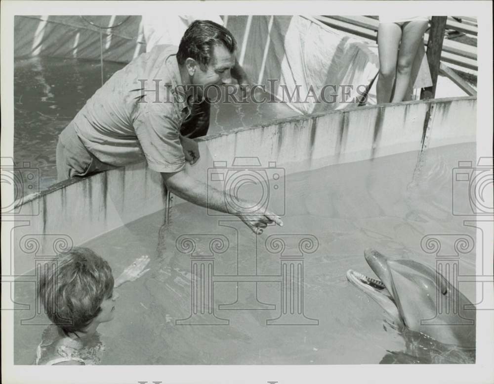 1963 Press Photo Johnny Walls and Sharon Wilton shown with porpoise Pete.- Historic Images