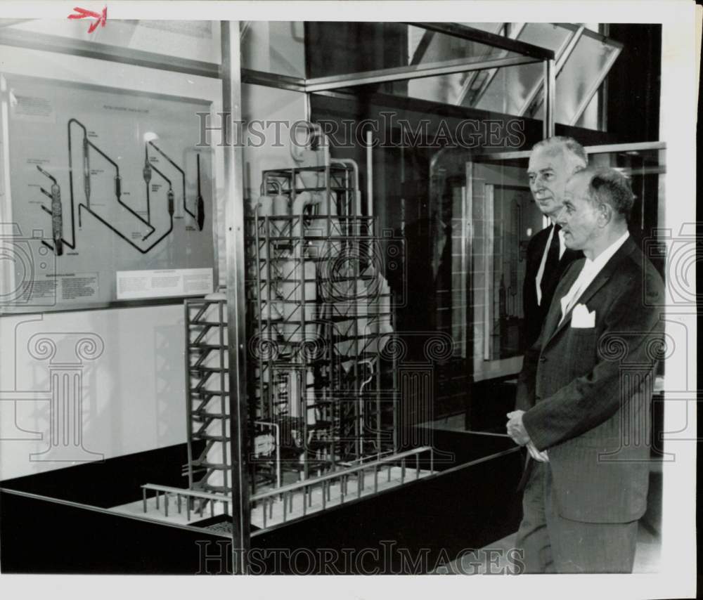 1963 Press Photo Carl Reistle and Dr. Leonard Carmichael show 'cat cracker'- Historic Images