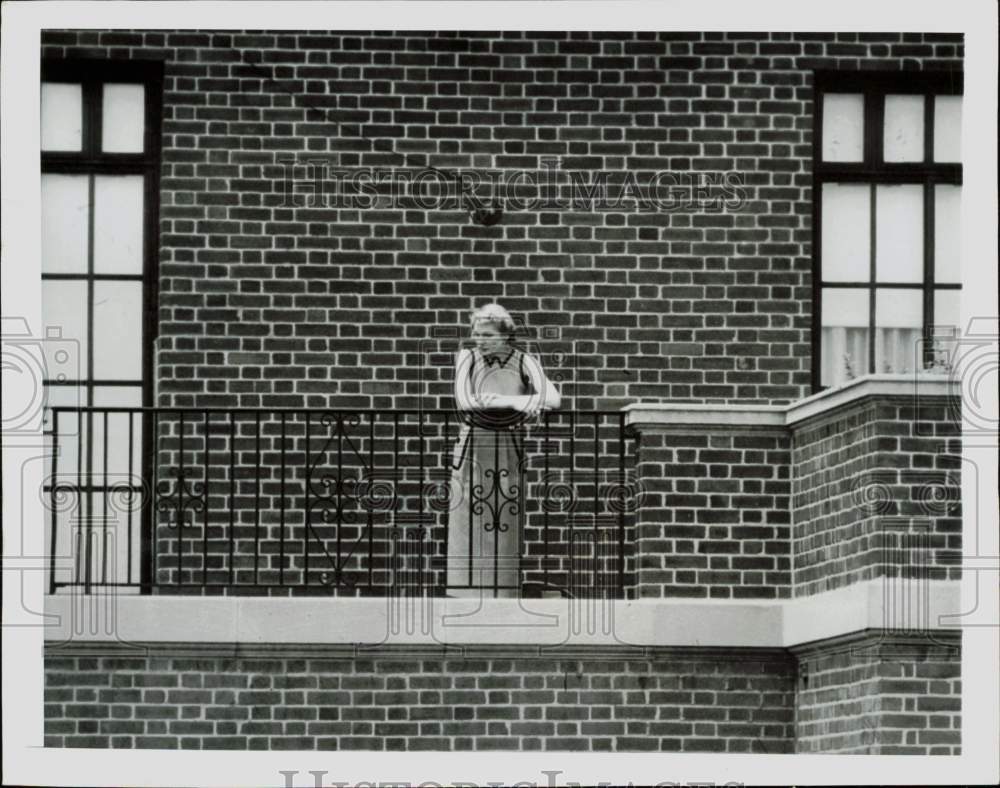 1953 Press Photo Bobo Rockefeller stands on balcony of New York apartment.- Historic Images