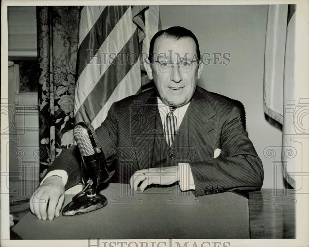 1944 Press Photo Basil O&#39;Connor with press at Red Cross headquarters in D.C.- Historic Images