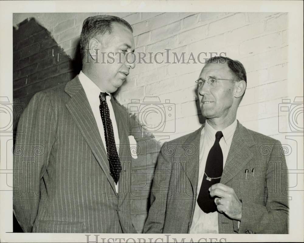 1945 Press Photo David Goldstein and J.O. Dumas confer over manslaughter case.- Historic Images