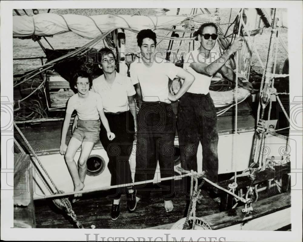 1955 Press Photo Dr. and Mrs. Earle Reynolds family in their ketch Phoenix.- Historic Images