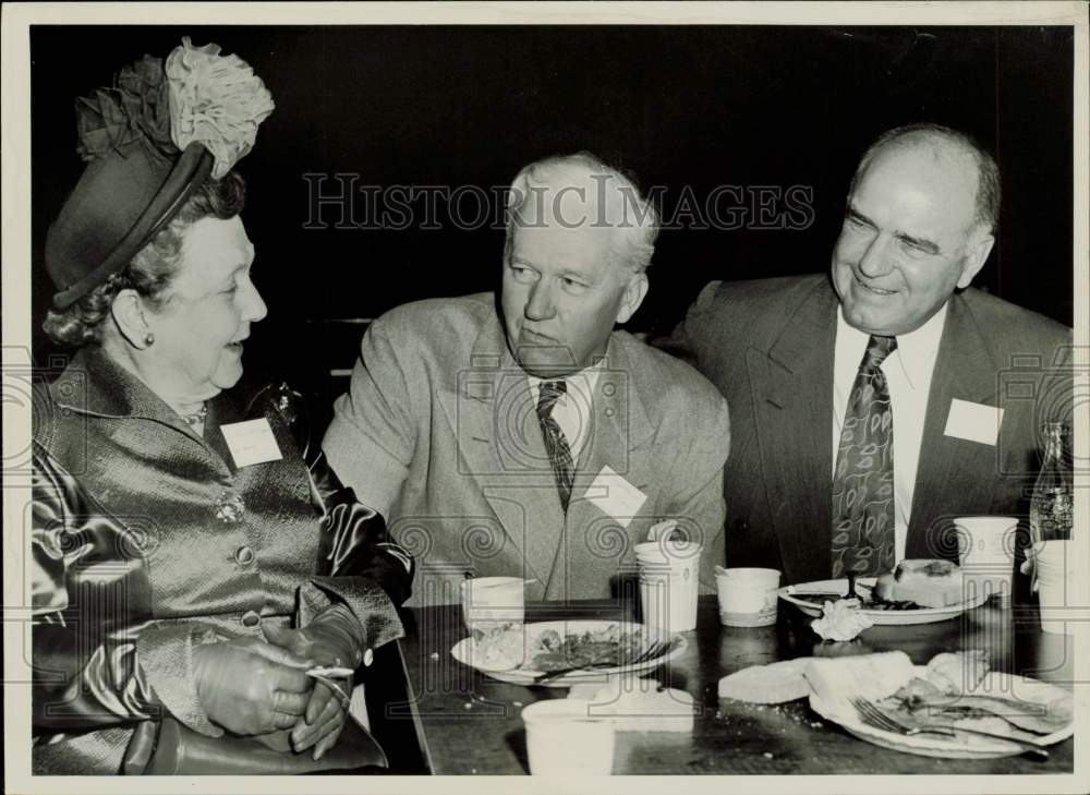 1949 Press Photo Mrs. C.R. Hudespeth, Wright Morrow and George Peddy at barbecue- Historic Images