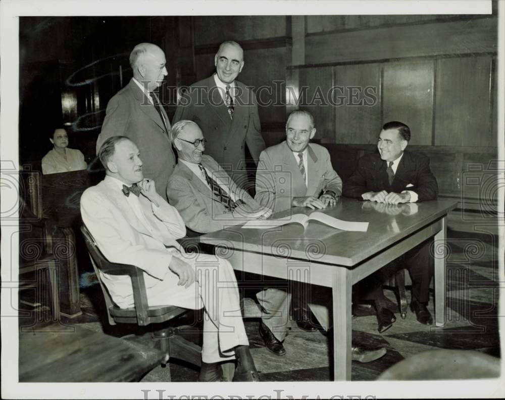 1948 Press Photo Coke Stevenson and attorneys confer at Ft. Worth court.- Historic Images