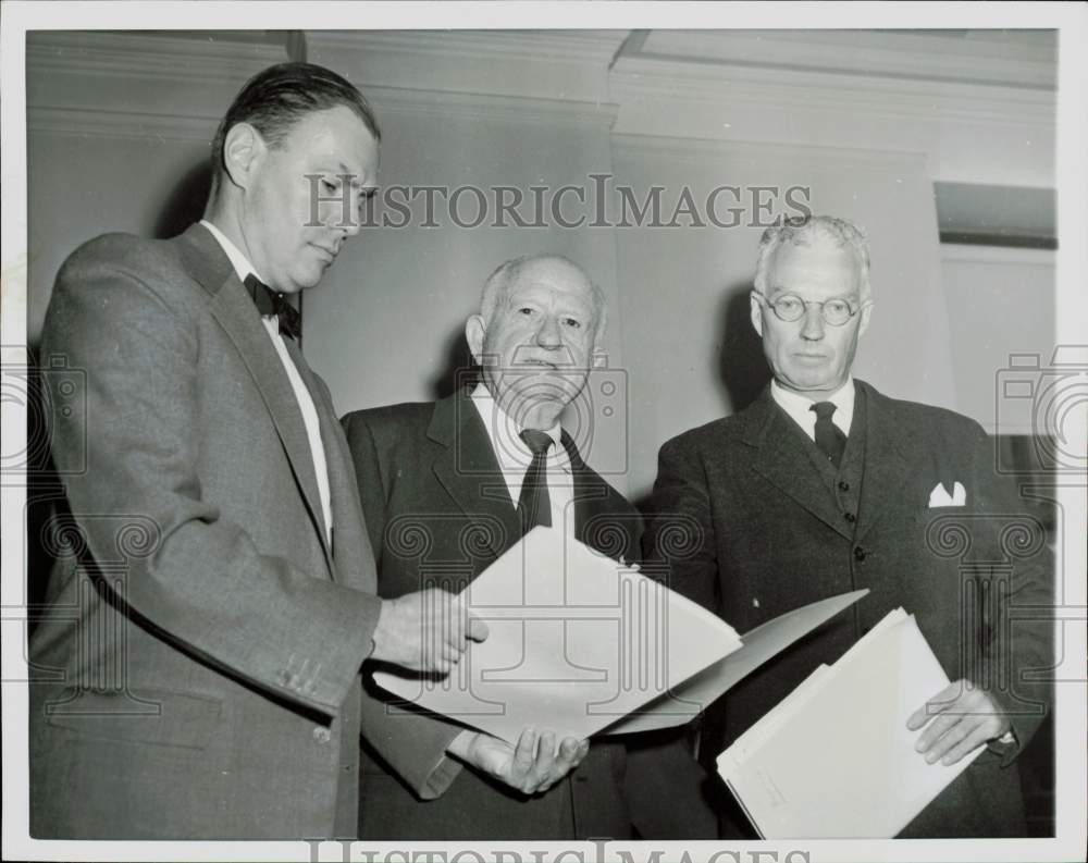 1956 Press Photo Odie Richard Seagraves flanked by attorneys in New York City.- Historic Images