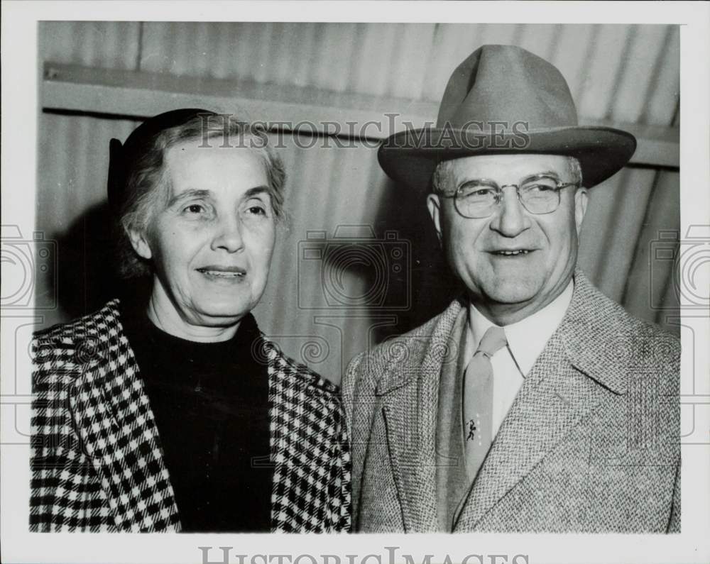 1955 Press Photo Robert and Mrs. Storey arrive in Melbourne, Australia.- Historic Images