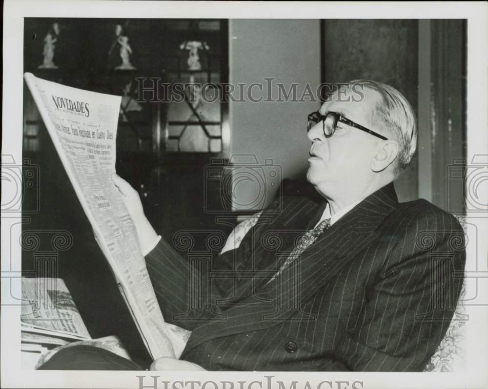 1951 Press Photo William O&#39;Dwyer reads Mexico City newspaper at the embassy.- Historic Images