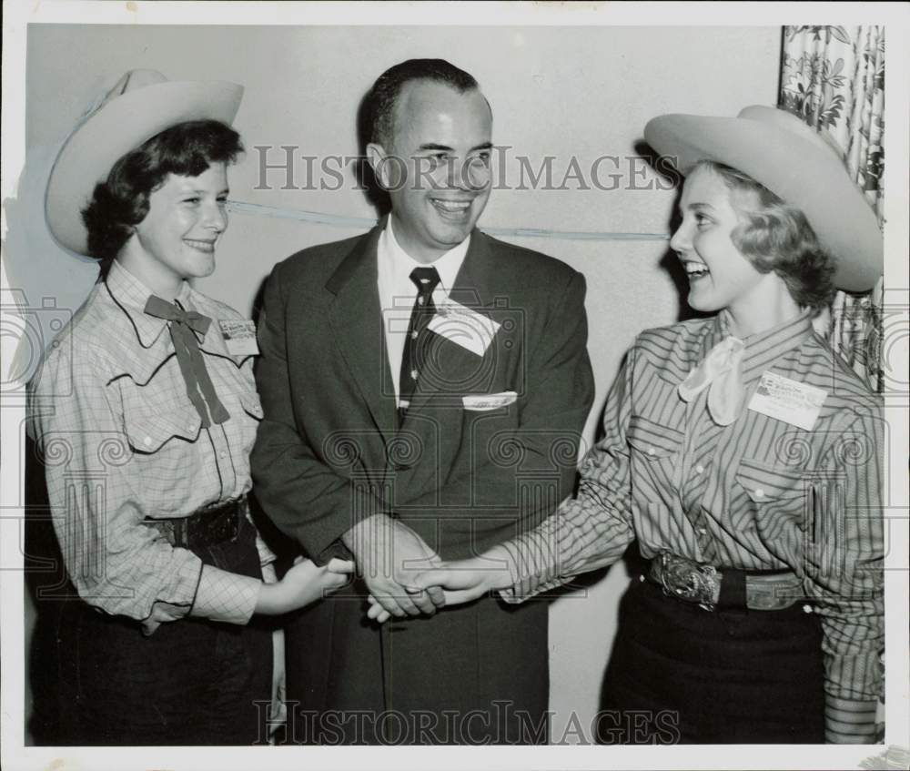 1955 Press Photo John Ben Shepperd, Attorney General with &#39;cowgirls&#39; - hpa82888- Historic Images