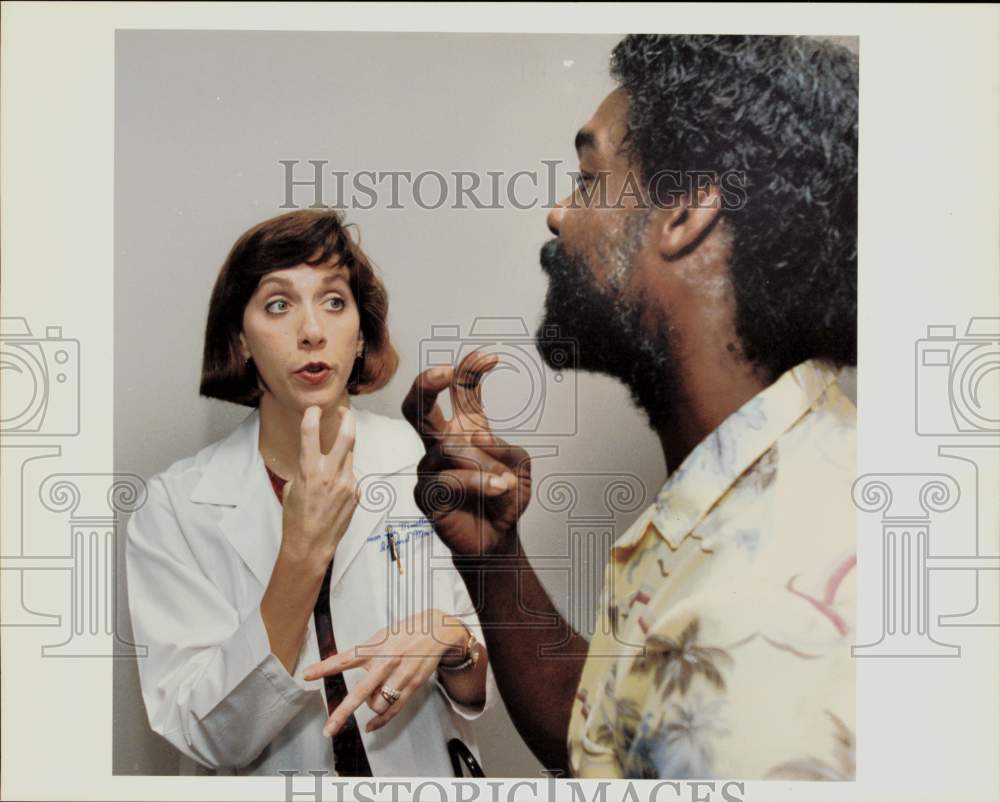 1992 Press Photo Dr. Susan Mueller signs with deaf patient Melvin Dugar.- Historic Images