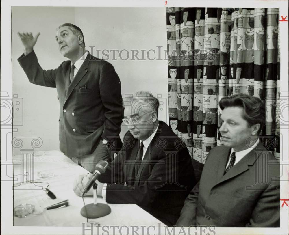 1968 Press Photo Dr. Leonid Sedov and Dr. Angelo Miele talk at Rice University- Historic Images