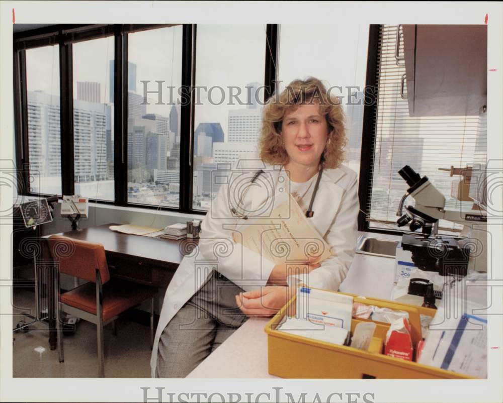 1994 Press Photo Dr. Madelyn Pollock at St. Joseph Hospital Family Practice- Historic Images