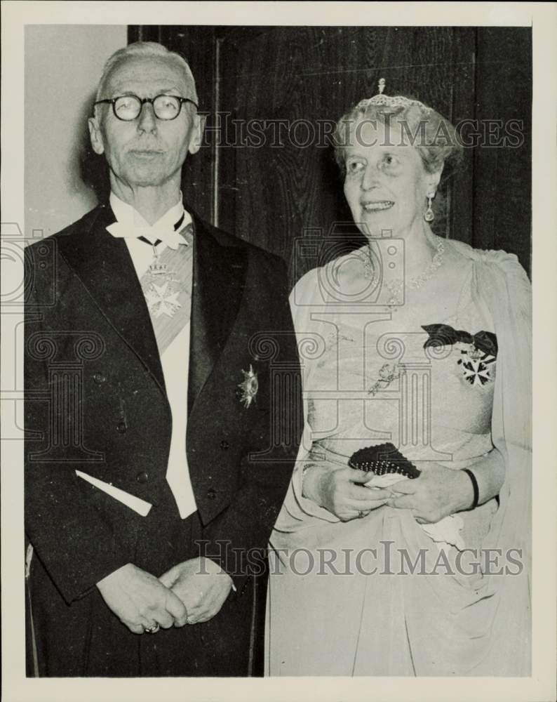 1952 Press Photo Prince Oskar of Prussia and wife residing in Bonn, Germany- Historic Images