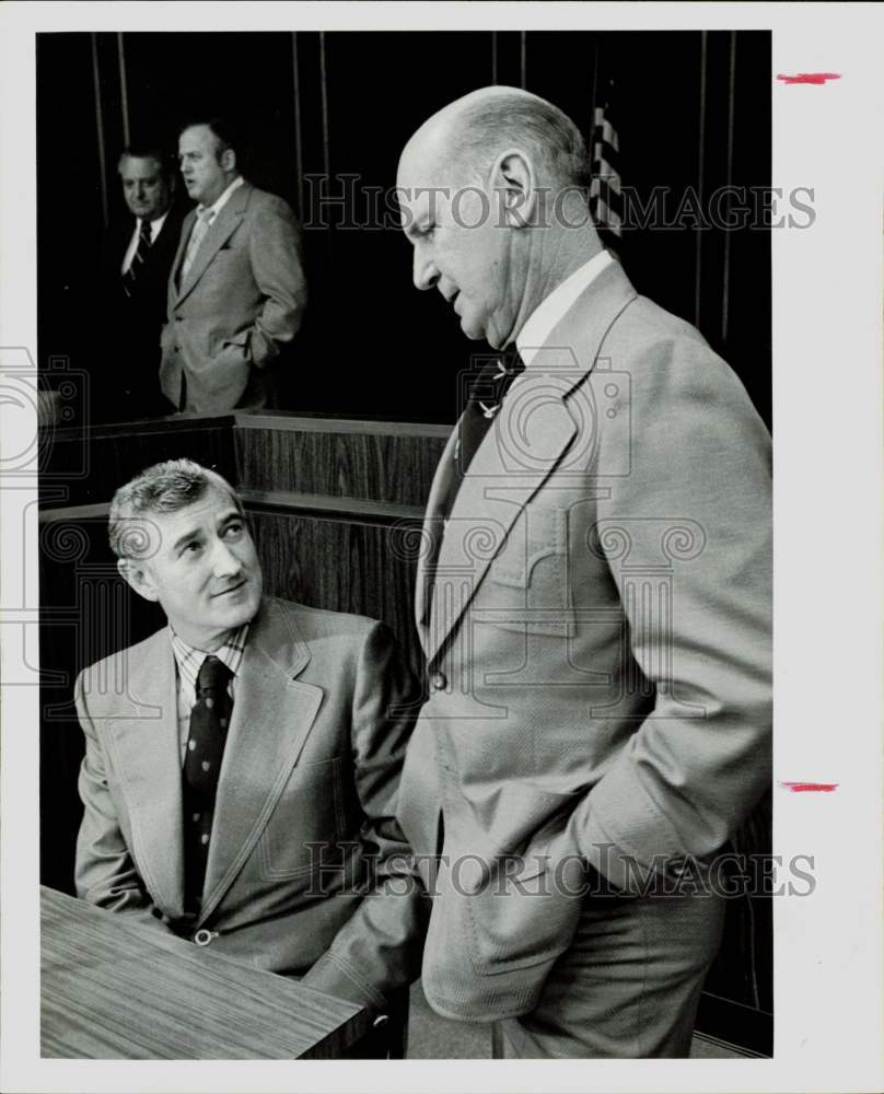 1975 Press Photo Dr. Leo Bradley of Spring Branch welcomed by Dr. Landrum.- Historic Images