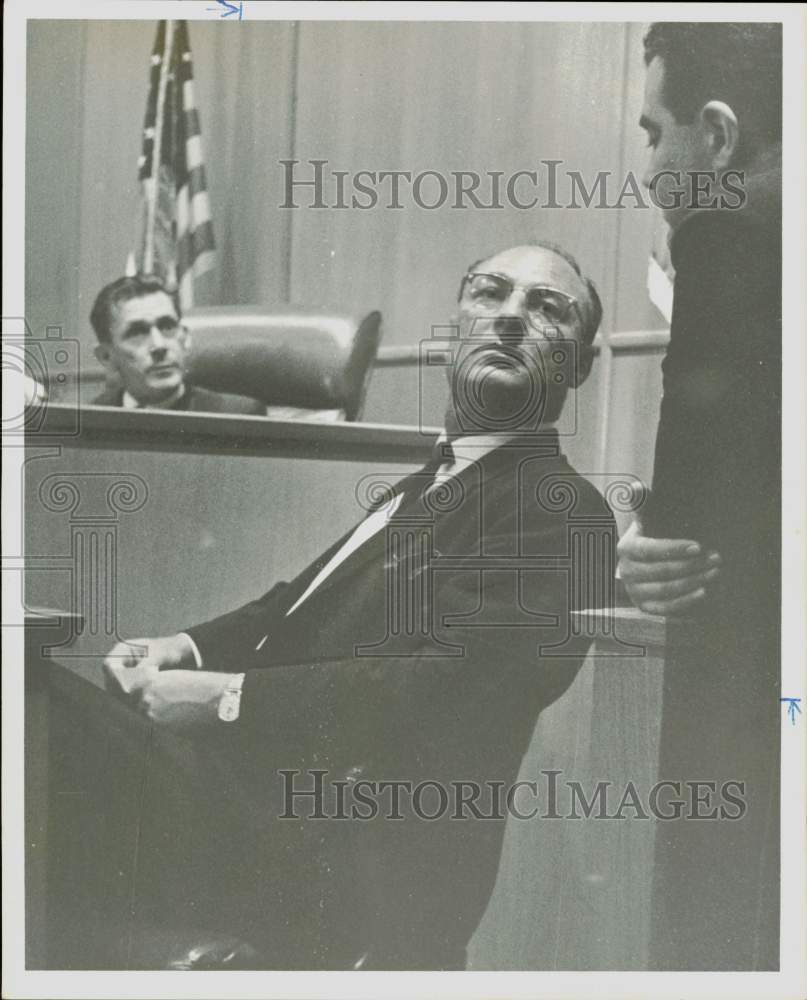 1964 Press Photo James L. Brammer, Mayor of Pasadena shown in courtroom.- Historic Images