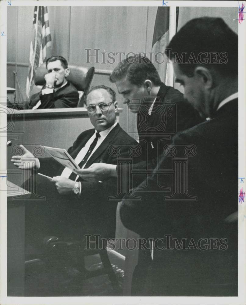 1964 Press Photo James Brammer, Pasadena Mayor, in court with judge and lawyers.- Historic Images