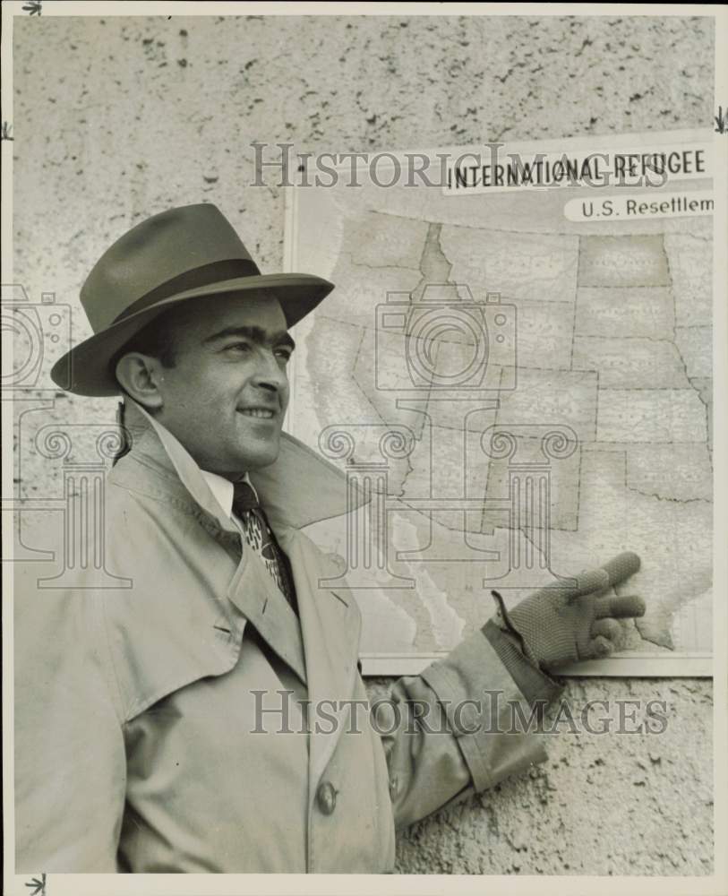 1951 Press Photo Nachmann Schoenfeld, Czech refugee aboard ship to New Orleans.- Historic Images