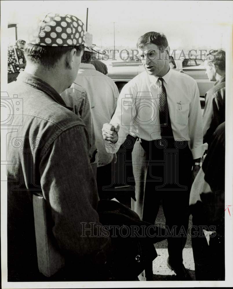 1969 Press Photo Emil Narick, United Steelworkers candidate with Armco worker.- Historic Images