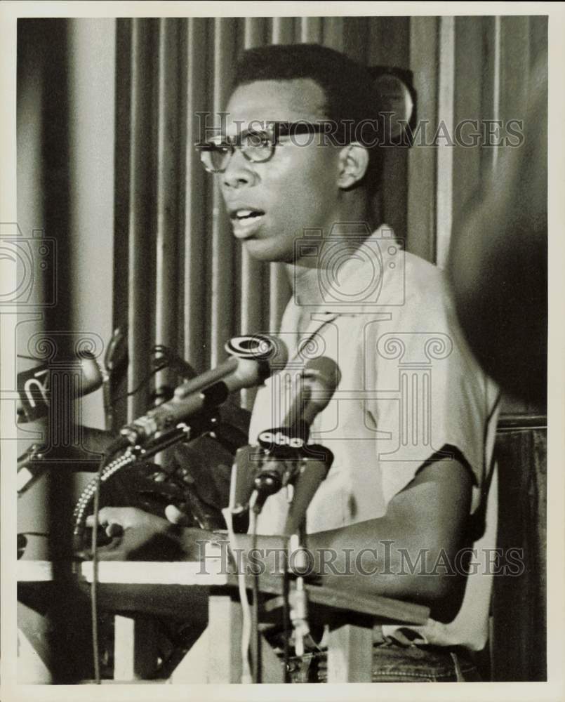 1967 Press Photo Kelton Sams addresses news conference in Houston - hpa83331- Historic Images