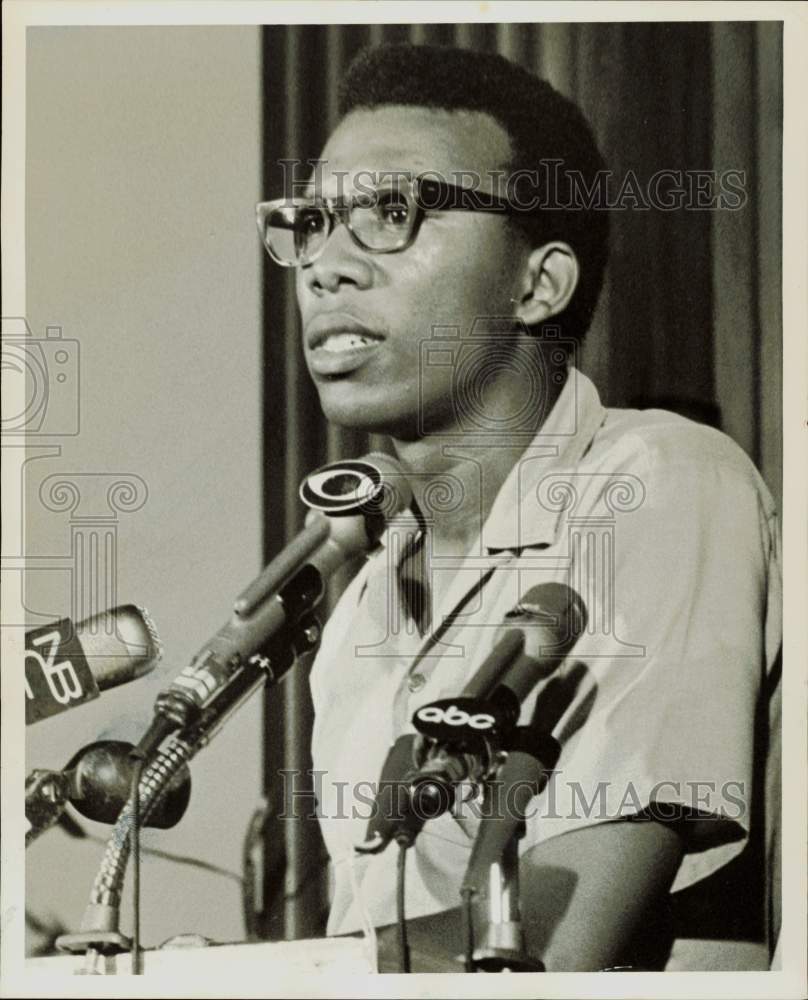 1967 Press Photo Kelton Sams of Houston, Texas, at press conference. - hpa83359- Historic Images