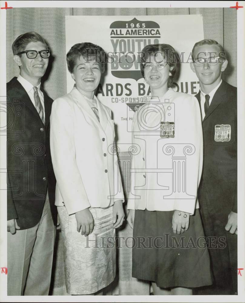 1965 Press Photo Bobby Rogers and fellow Houston Youth Bowl finalists at banquet- Historic Images