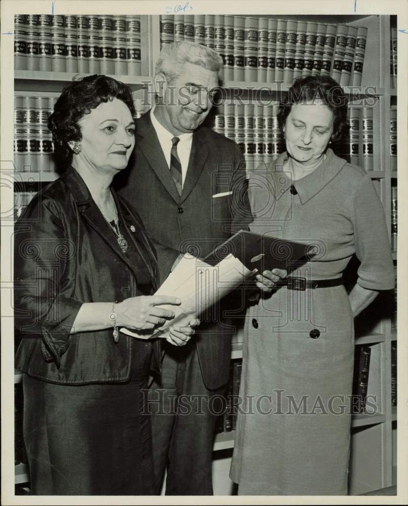 1962 Press Photo Lou Breedlove, Judge T.J. Stovall and Mona Riley confer.- Historic Images