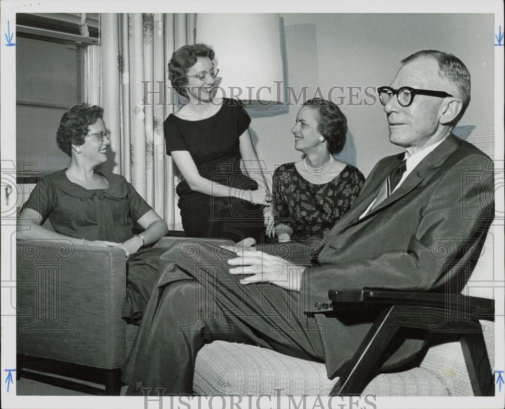 1959 Press Photo Robert L. Boggs, Gulf Oil vice president with family in Houston- Historic Images