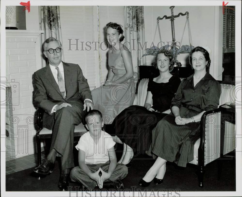 1957 Press Photo Ruel Carlile Walker, Texas Justice, with his family at home- Historic Images