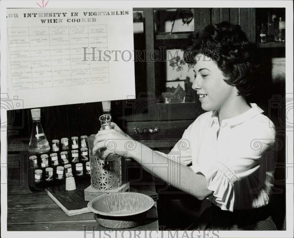 1961 Press Photo Linda Mosley shows vegetable experiment at Jackson Junior High.- Historic Images