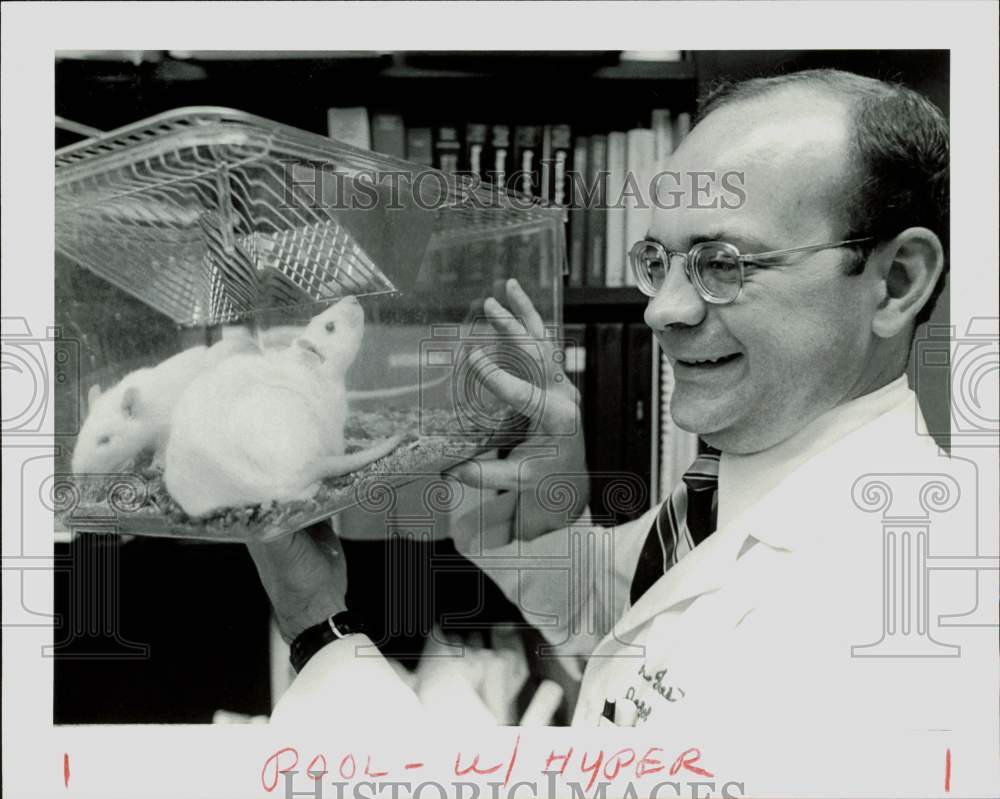 1981 Press Photo Dr. James Pool checks animals for Baylor hypertension research- Historic Images