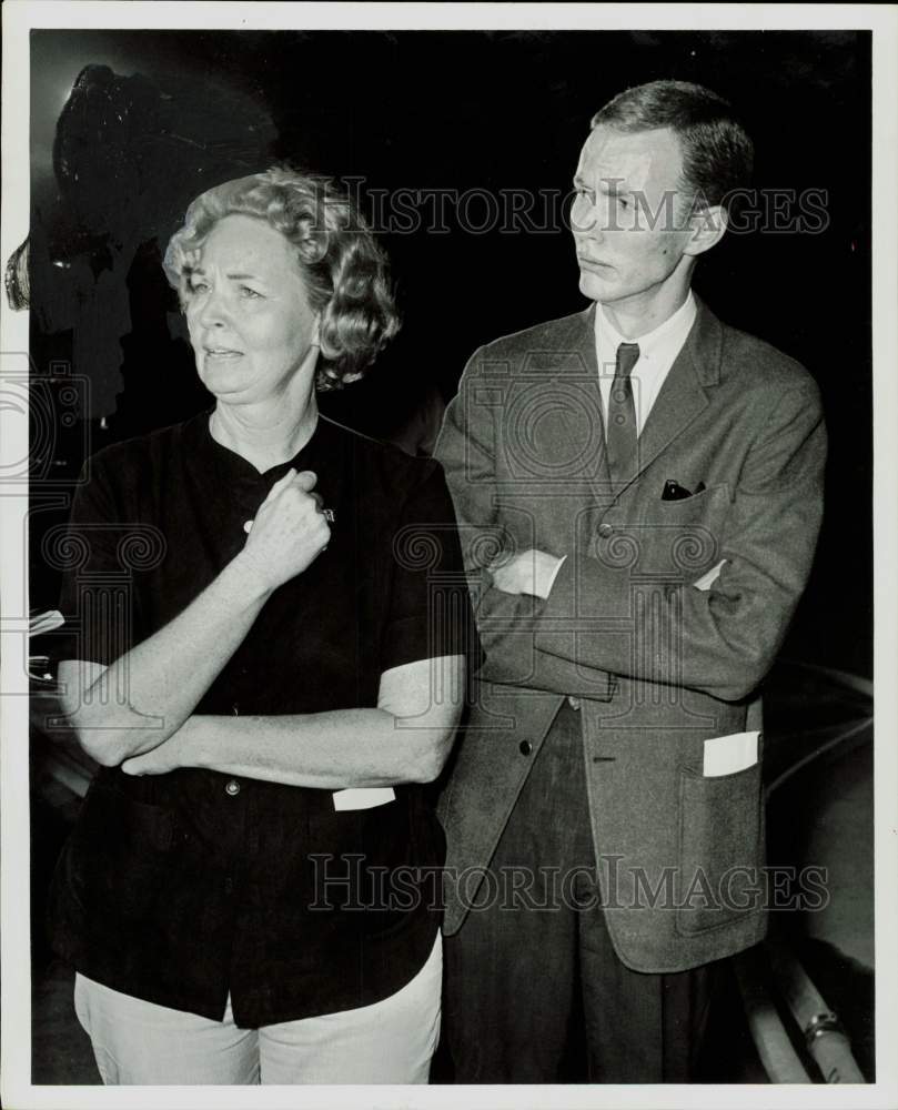 1962 Press Photo Mrs. C.A. Booker, son Charles Booker discuss fire at their home- Historic Images