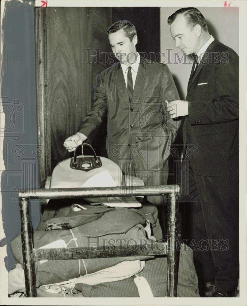 1962 Press Photo District Attorney Frank Briscoe and Wilson view evidence, Texas- Historic Images