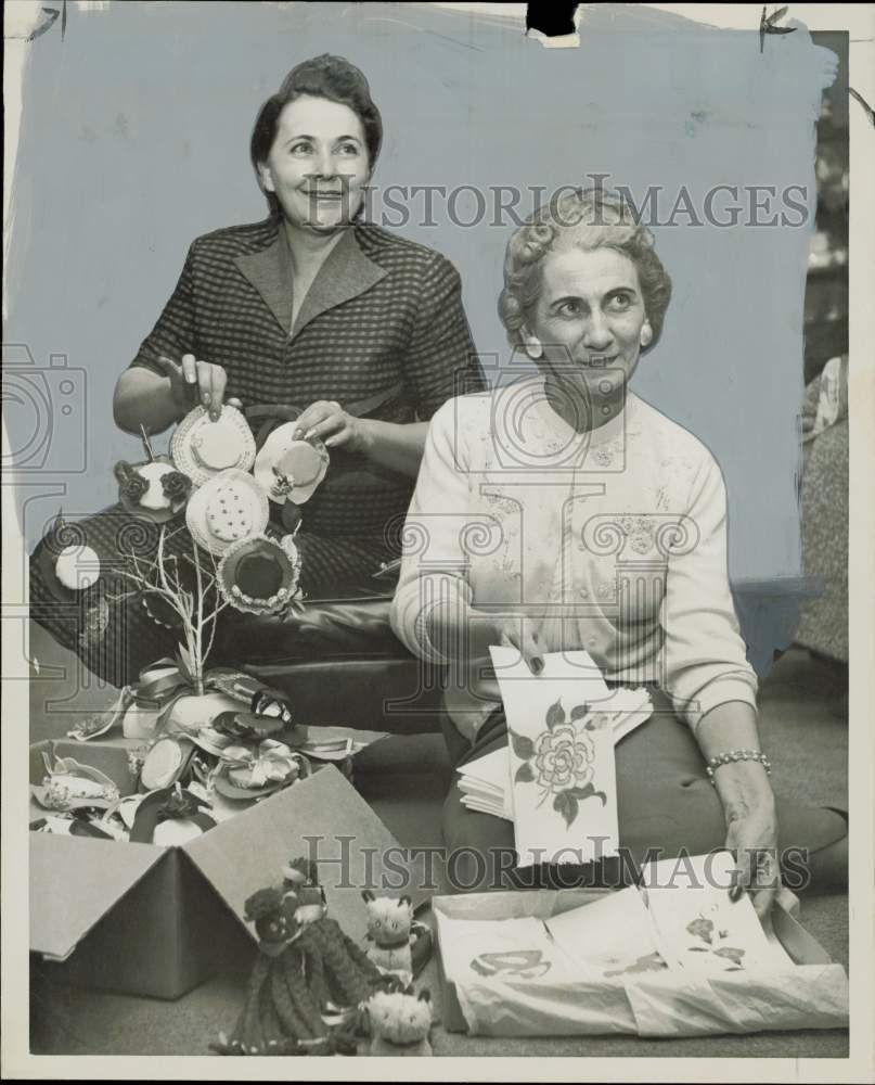 1957 Press Photo Bernice Jeffers and Ethel Morrison display crafts in Houston- Historic Images