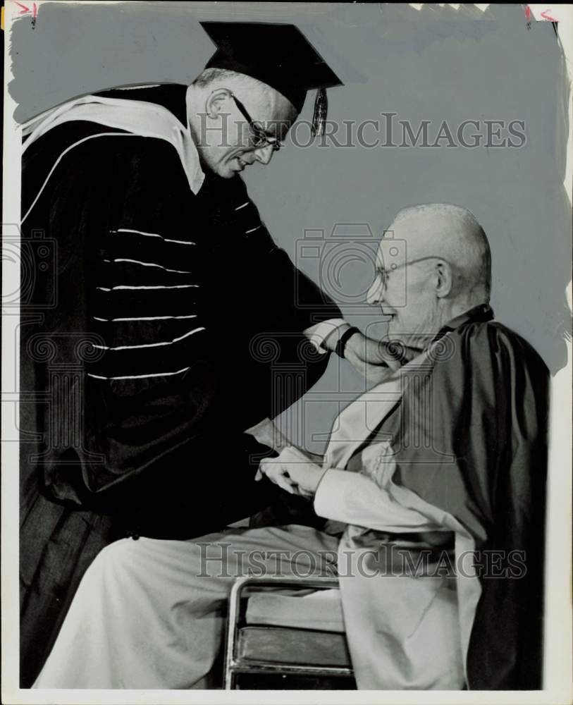 1962 Press Photo Dr. K.S. Pitzer presents medal to Dr. Harold Wilson in Houston- Historic Images