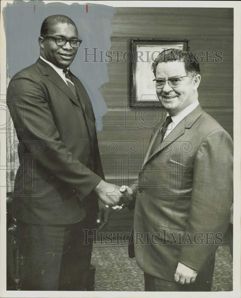 1967 Press Photo Ernest Carswell, &quot;Project Partner&quot; coordinator, shaking hands- Historic Images