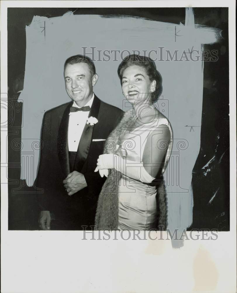 1959 Press Photo Mr. and Mrs. Oved Essary, Oved Essary Insurance company owner.- Historic Images