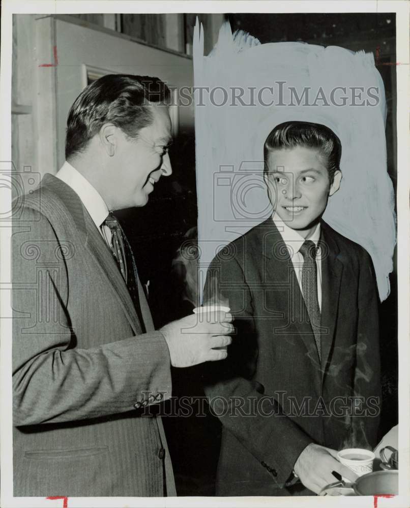 1956 Press Photo Joe Walker and TV&#39;s Dr. Hudson enjoy coffee break on set- Historic Images