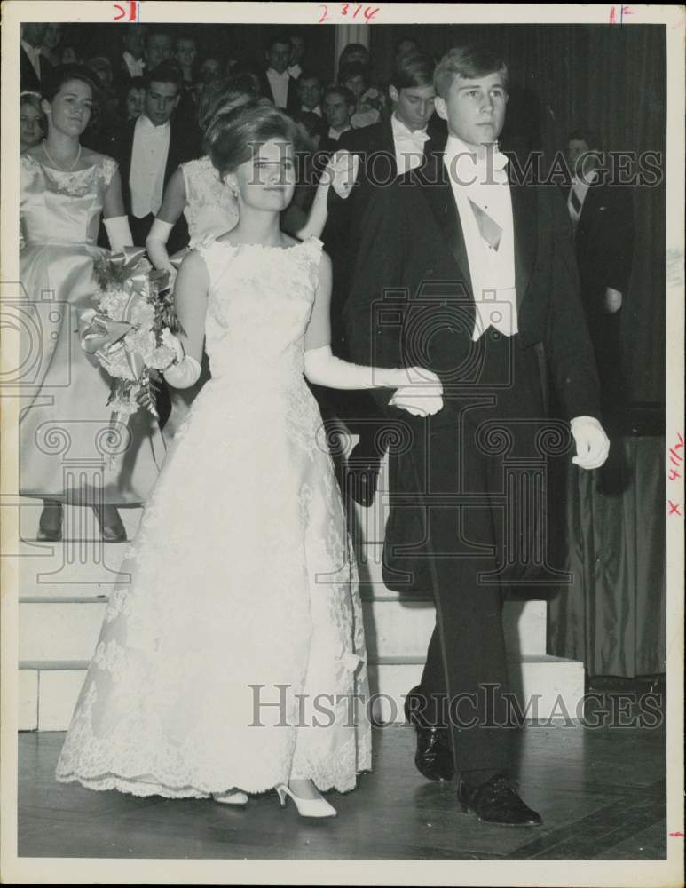 1964 Press Photo Patricia &quot;Trish&quot; Nixon and Edward Cox lead at New York Deb Ball- Historic Images