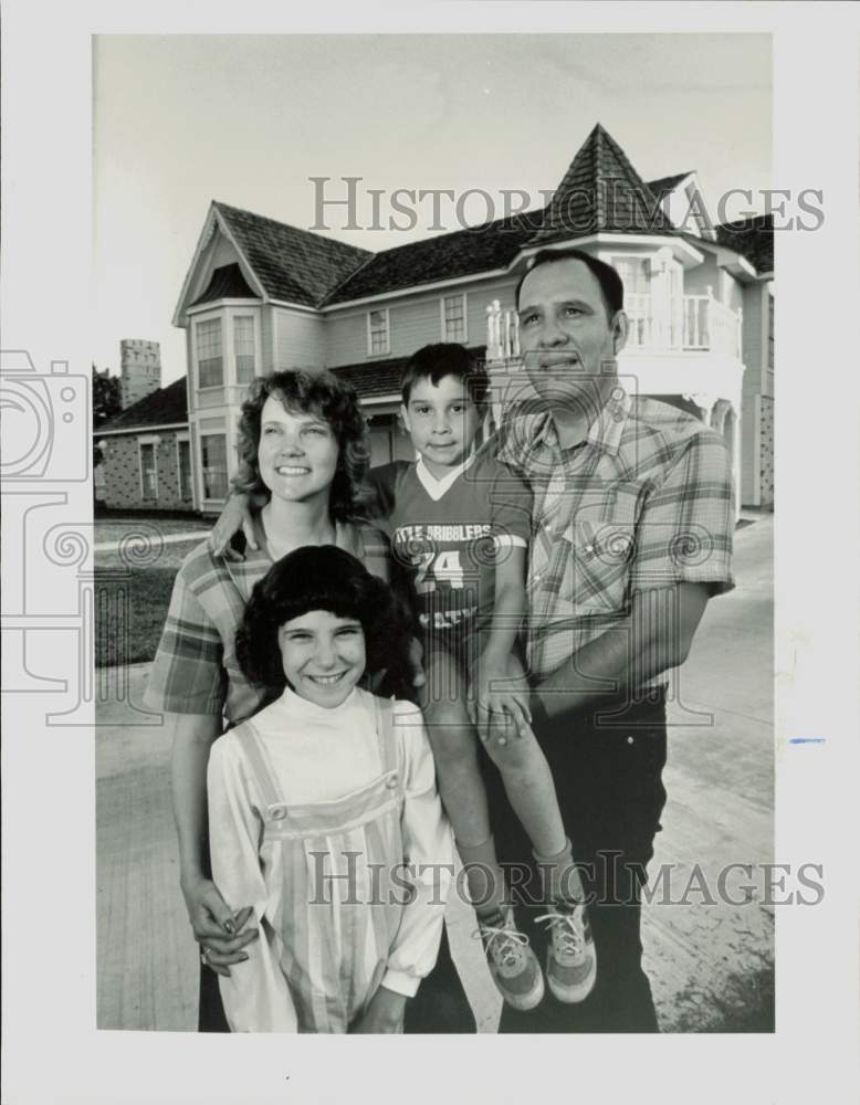 1986 Press Photo Saenz family, will serve Easter dinner to visitor Katya Lycheva- Historic Images