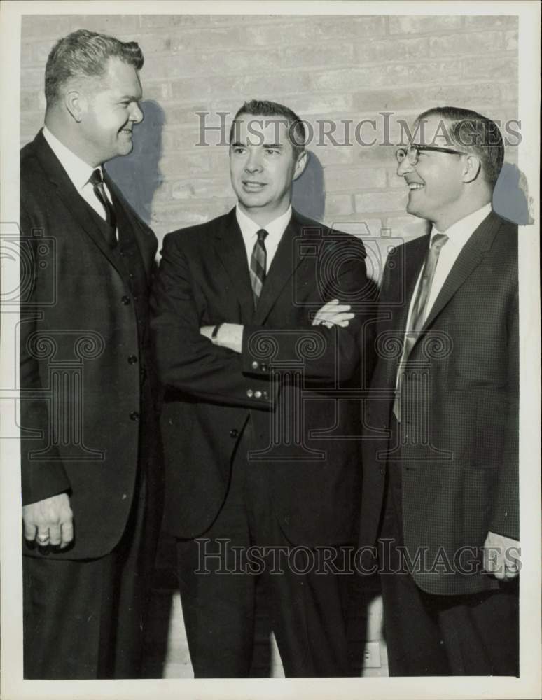 1963 Press Photo Frank Briscoe talks with Judge Blount and Charles Stipe.- Historic Images