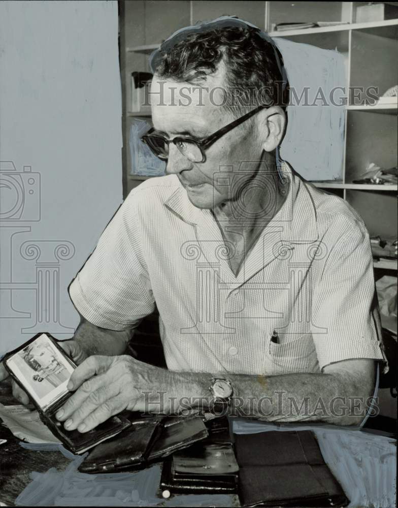 1958 Press Photo Lee Krause, postal clerk, inspects wallets dropped in mailboxes- Historic Images