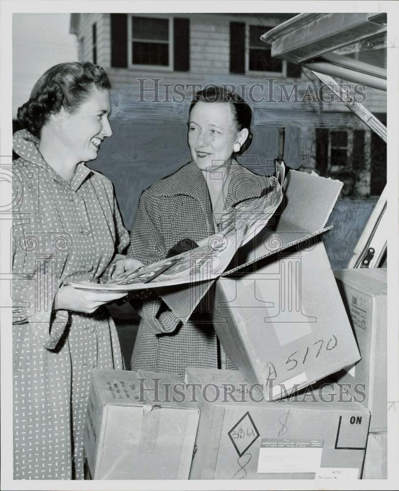 1956 Press Photo Mmes. Claude Williams and Spurgeon Bell check box contents.- Historic Images