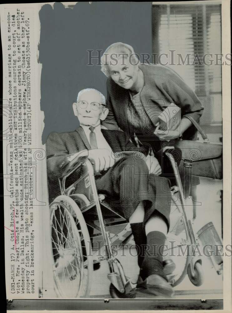 1966 Press Photo Otis and Pearl Birch leaving Breckenridge, Texas court.- Historic Images