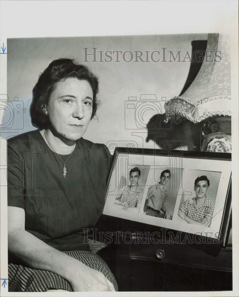 1965 Press Photo Sylvia Ayres, Leslie Ashley&#39;s mother, holds his photos.- Historic Images