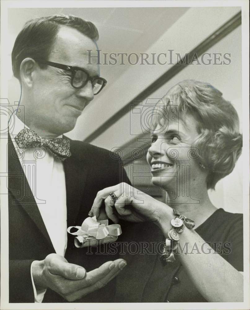 1965 Press Photo Patti Whatley gives Willis Whatley election filing fees.- Historic Images