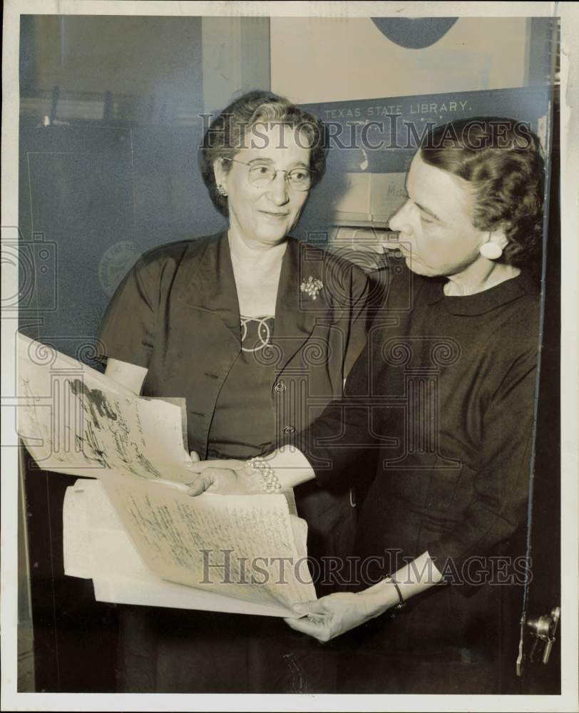 1956 Press Photo Virginia Taylor and associate view Declaration of Independence.- Historic Images