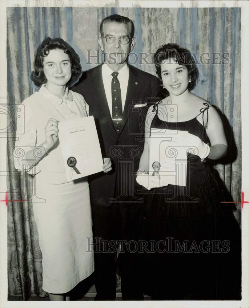 1959 Press Photo Mary Pitsaros and Lillie Flournoy receive scholarships in Texas- Historic Images