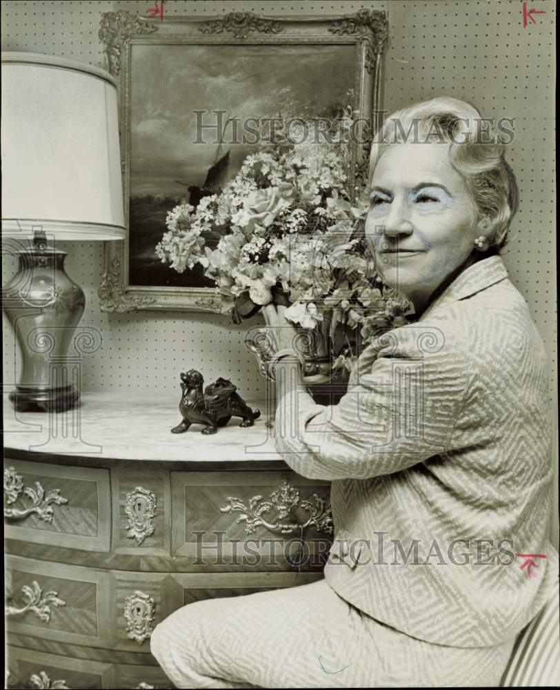 1968 Press Photo Madlin Stevenson, Suniland Furniture designer admires flowers.- Historic Images