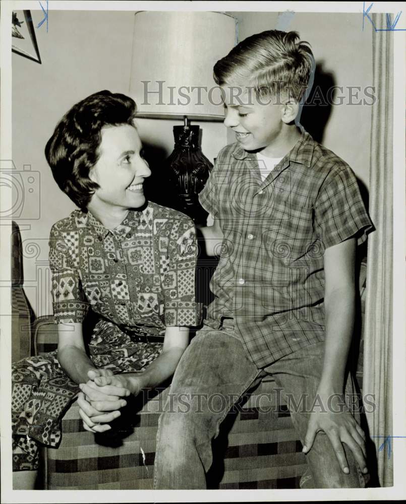 1965 Press Photo Claudia Nash, winner of Post&#39;s contest poses with son, James.- Historic Images