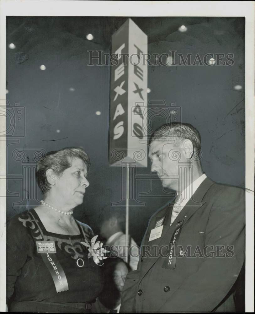 1956 Press Photo Frankie Randolph and Byron Skelton under Texas standard in IL.- Historic Images